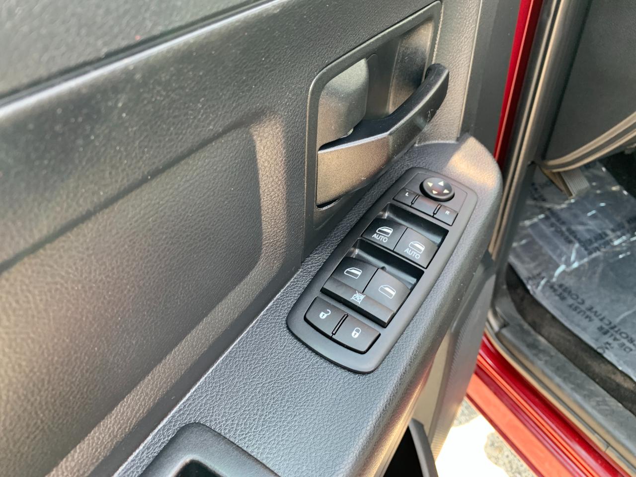 RAM 1500 Tradesman Crew Cab SWB 4WD 2017