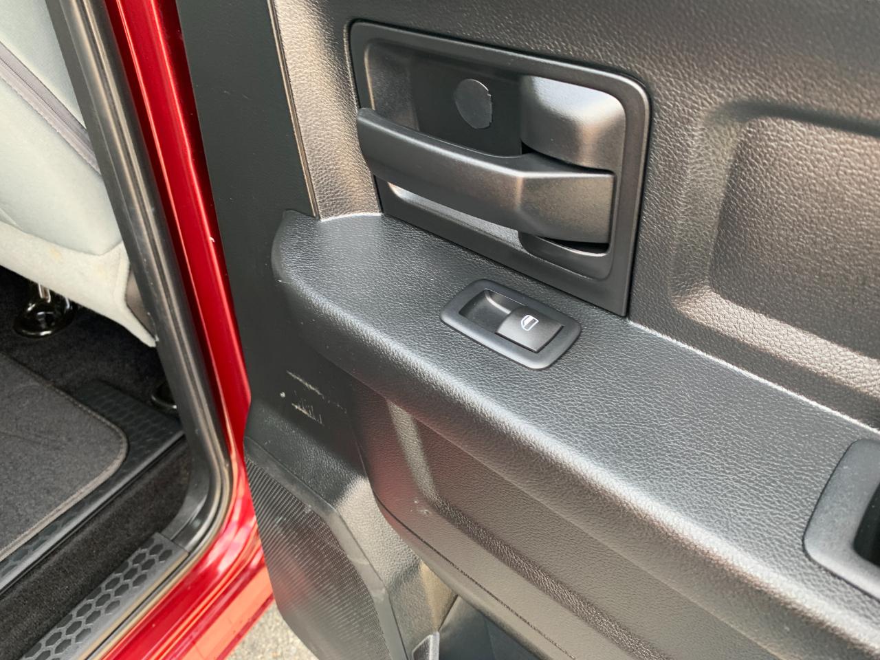 RAM 1500 Tradesman Crew Cab SWB 4WD 2017