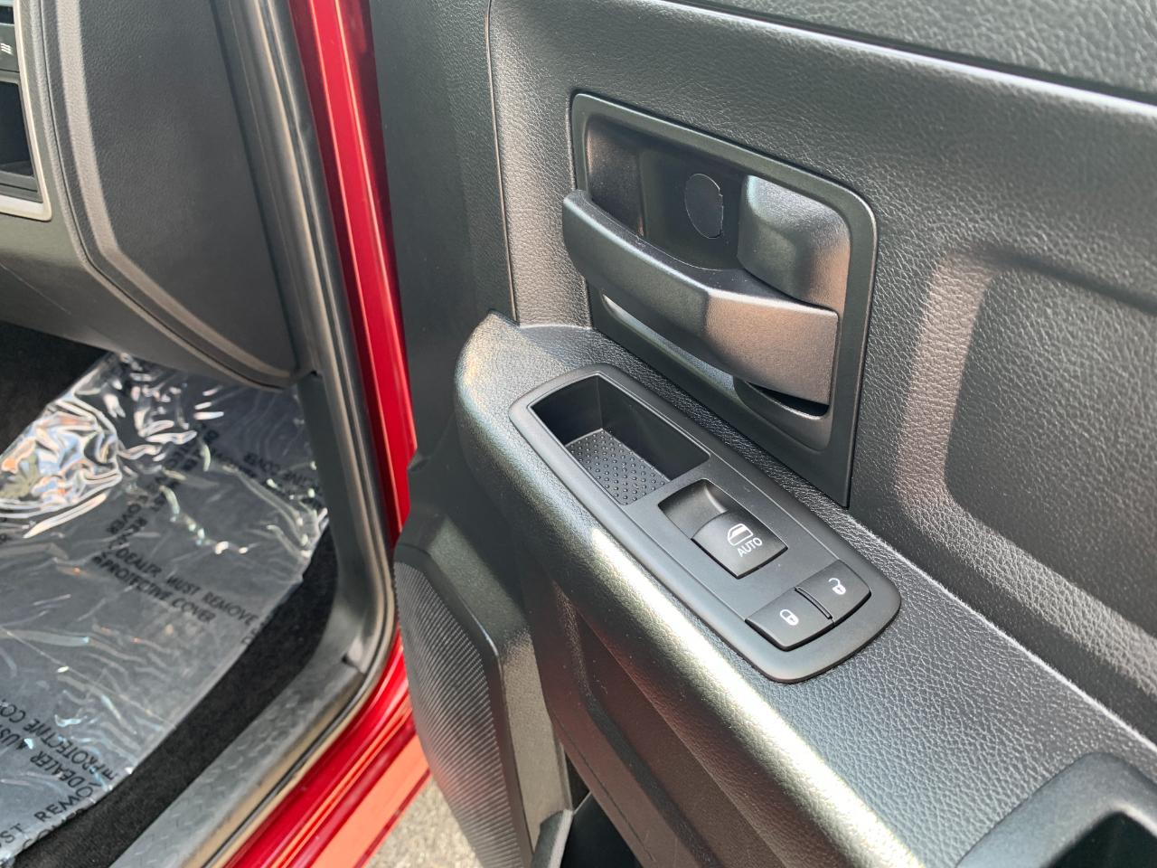 RAM 1500 Tradesman Crew Cab SWB 4WD 2017