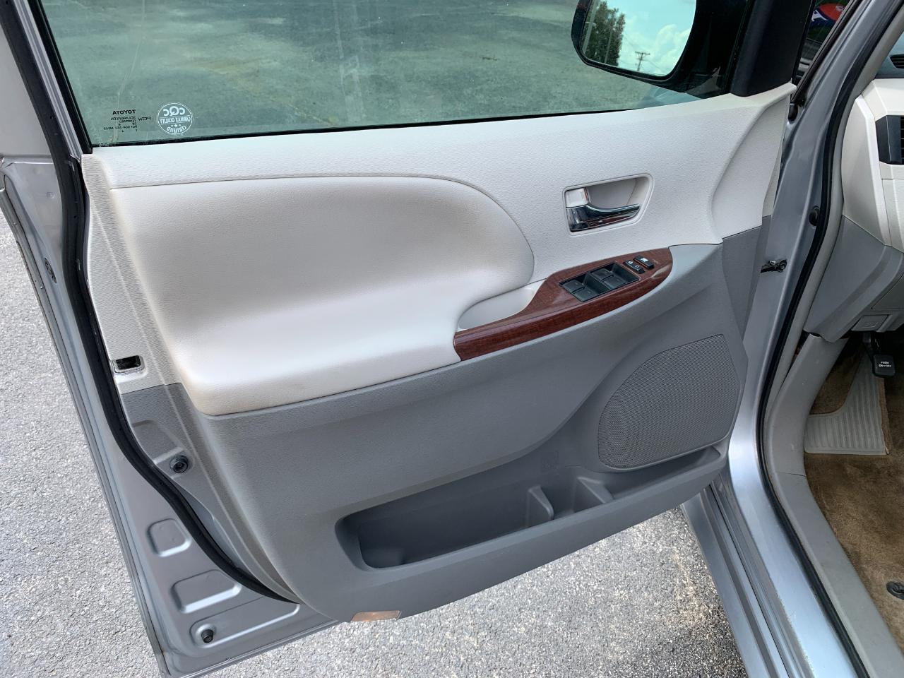 Toyota Sienna XLE FWD 8-Passenger V6 2014