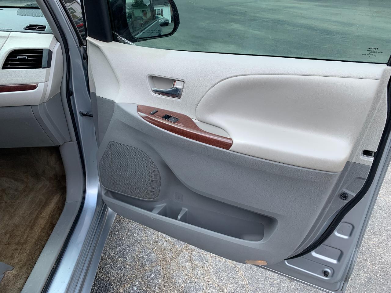 Toyota Sienna XLE FWD 8-Passenger V6 2014