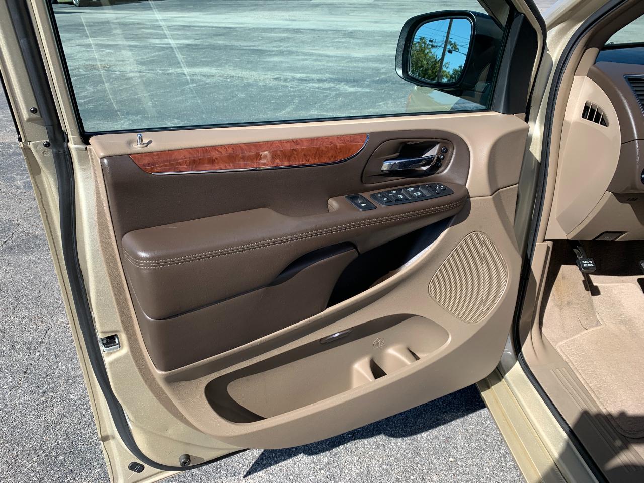 Chrysler Town & Country Limited 2011
