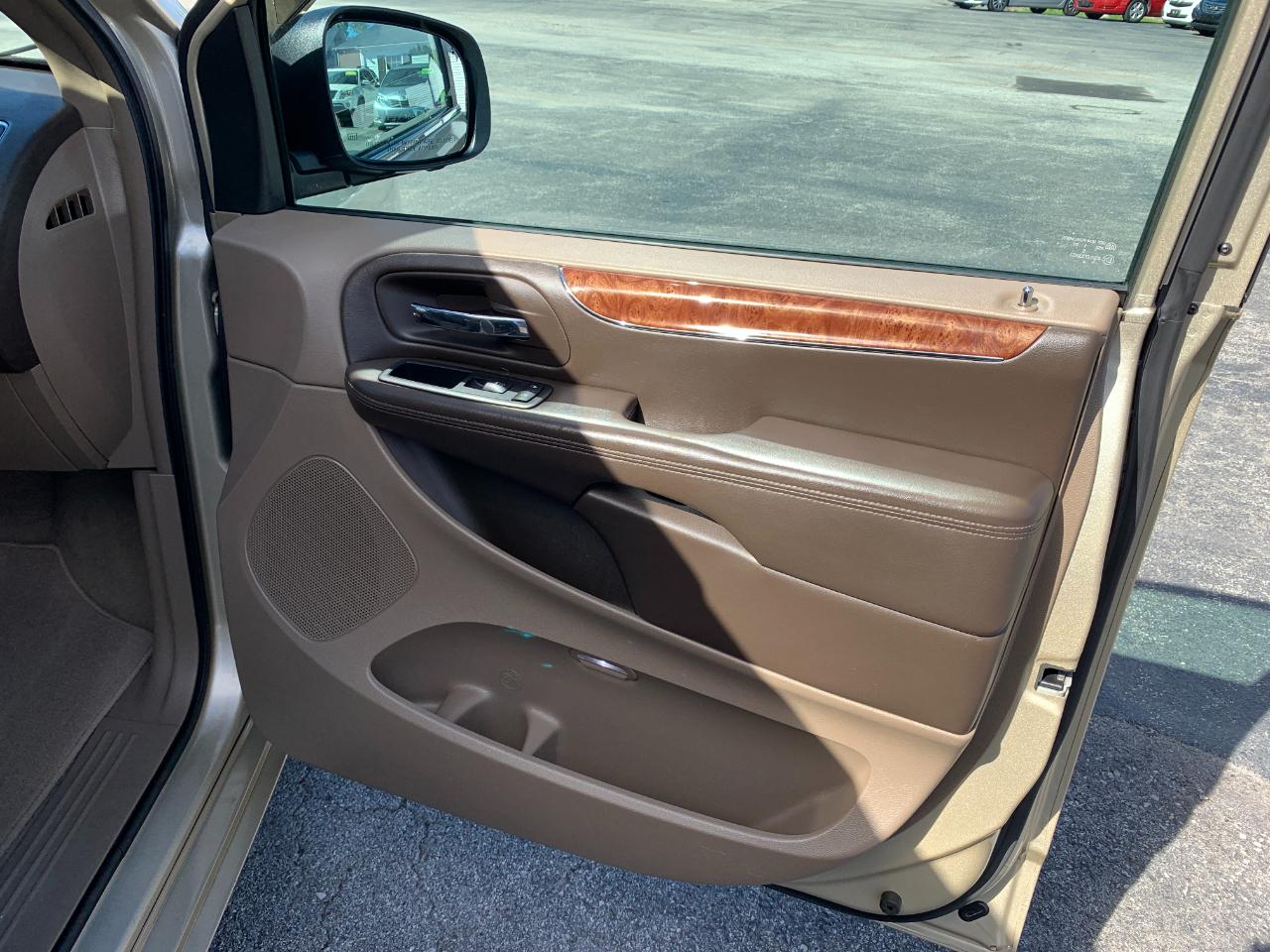 Chrysler Town & Country Limited 2011