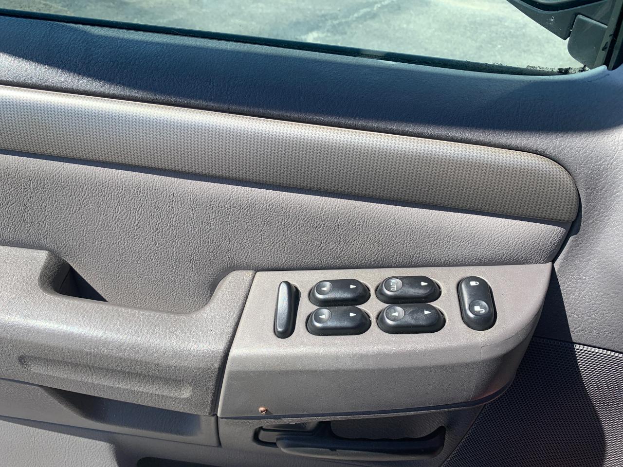 Ford Explorer XLT 4.6L 4WD 2004