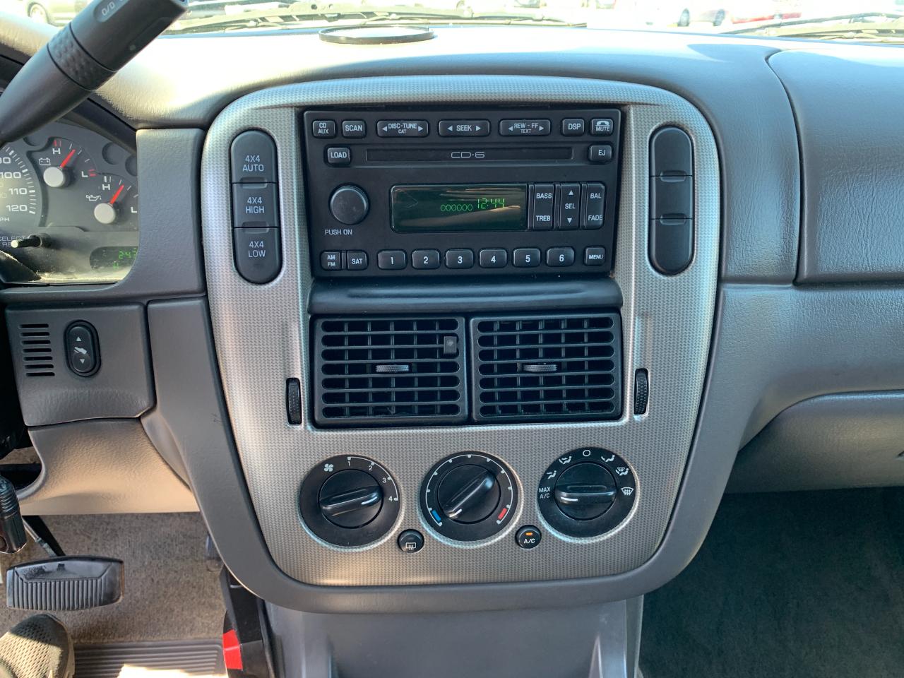 Ford Explorer XLT 4.6L 4WD 2004