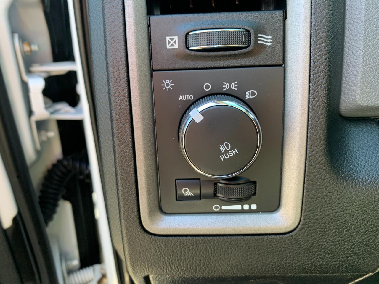 RAM 1500 Tradesman Crew Cab SWB 4WD 2015