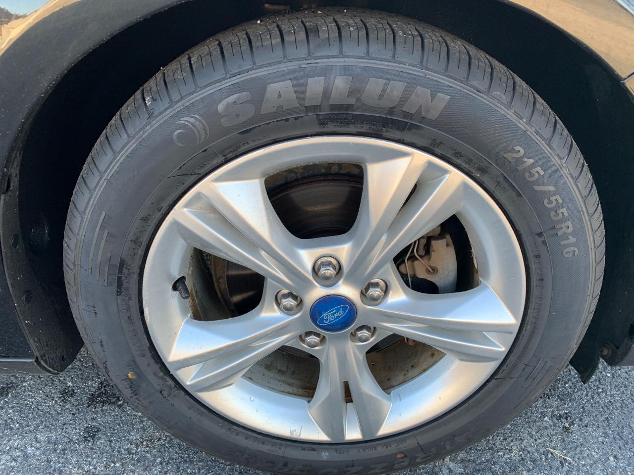 Ford Focus SE Sedan 2013