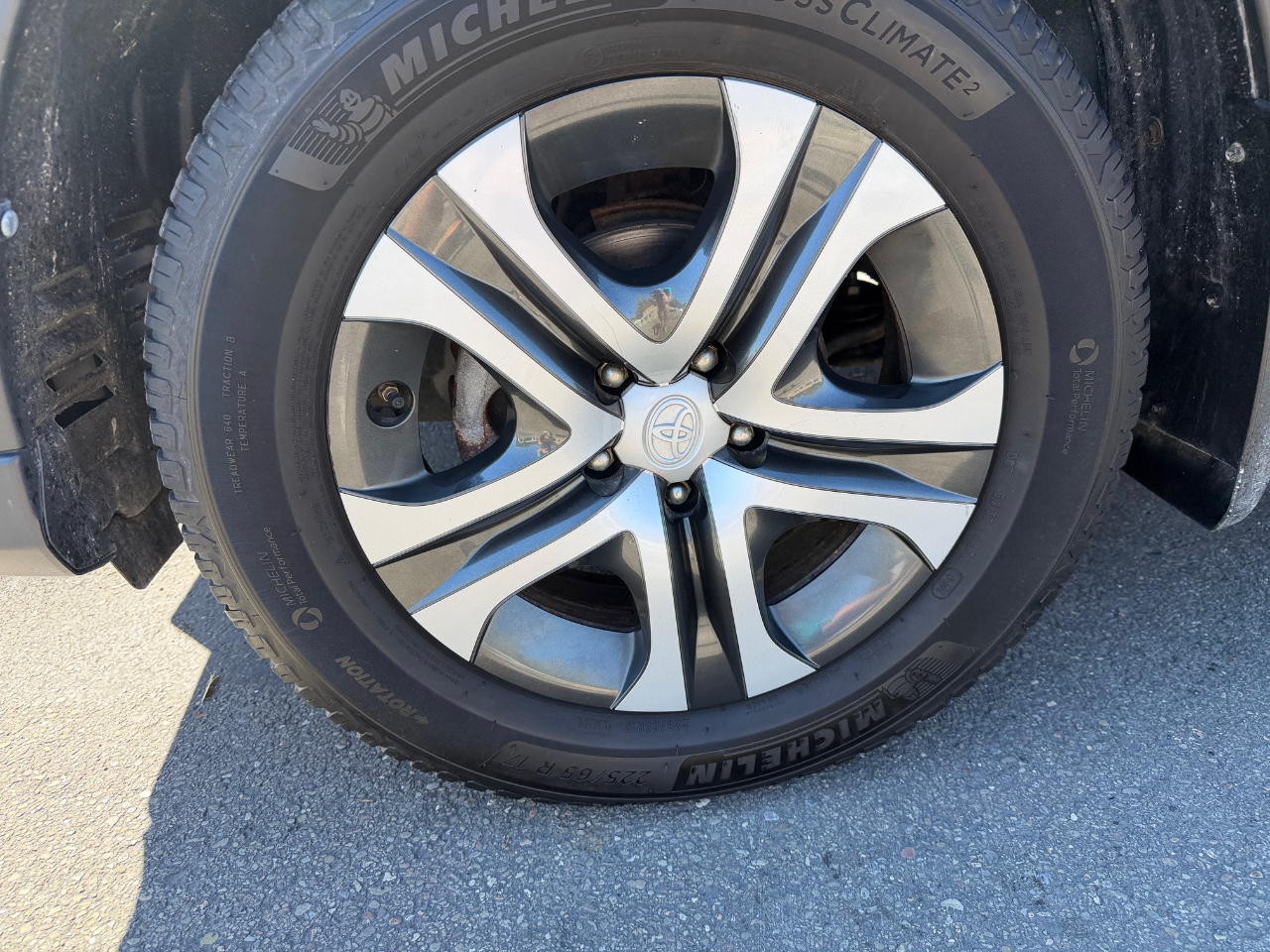 2018 Toyota RAV4 LE photo 4