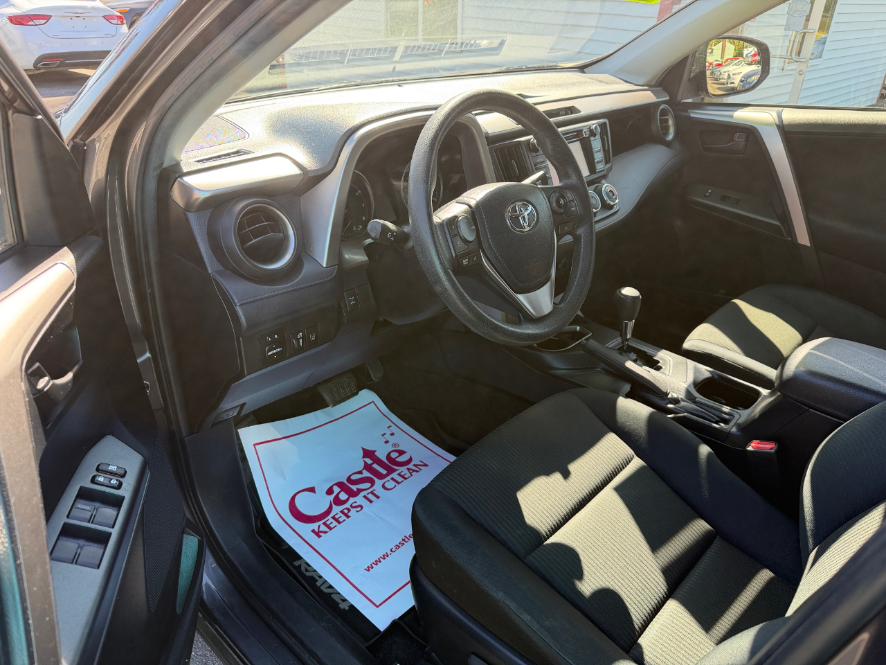2018 Toyota RAV4 LE photo 5