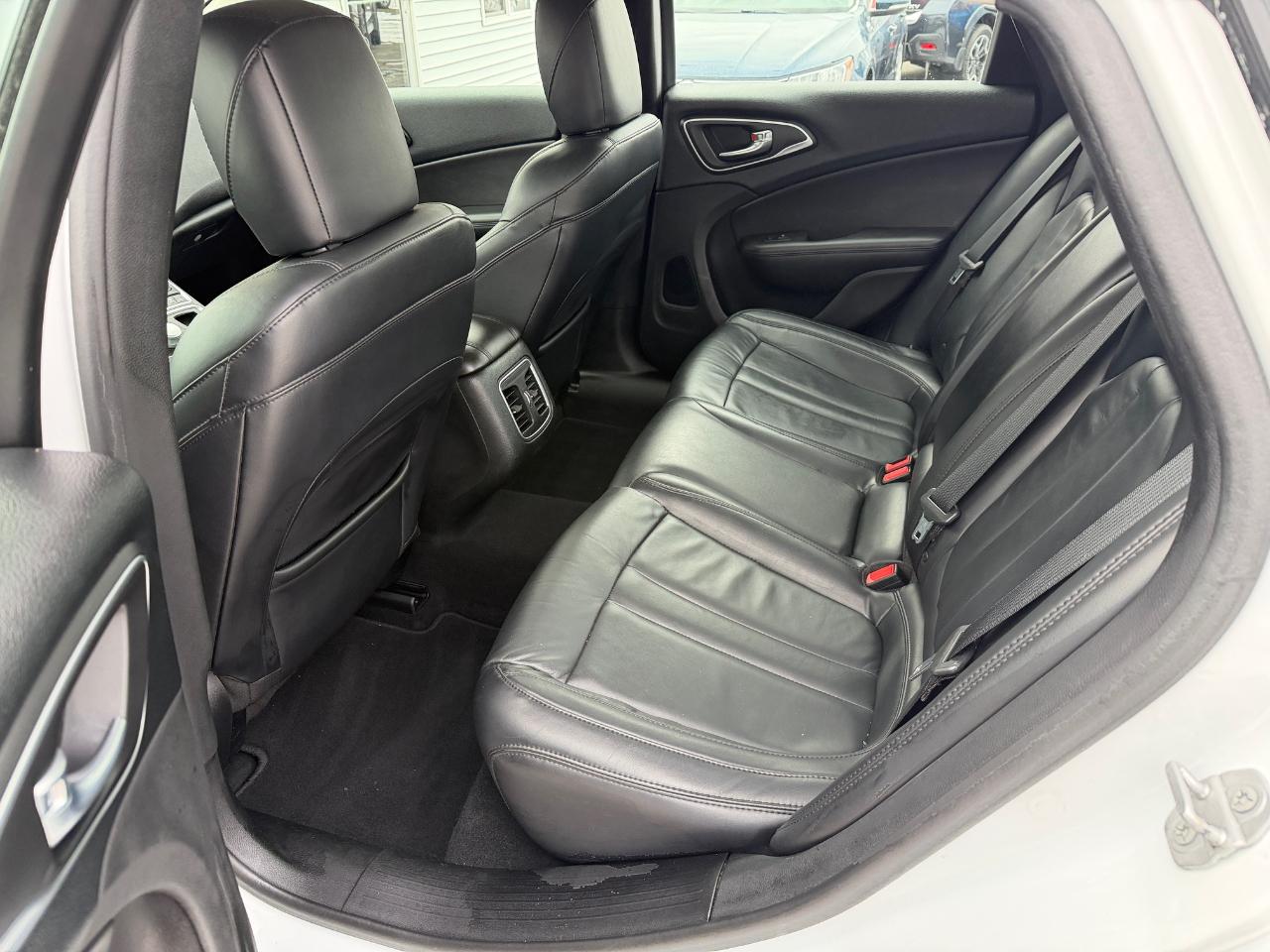 Chrysler 200 4dr Sdn C AWD 2015