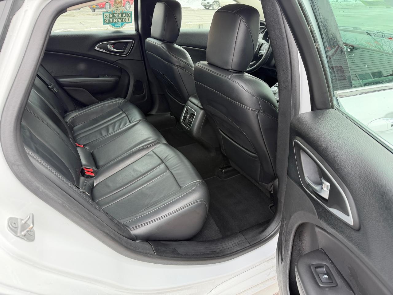 Chrysler 200 4dr Sdn C AWD 2015