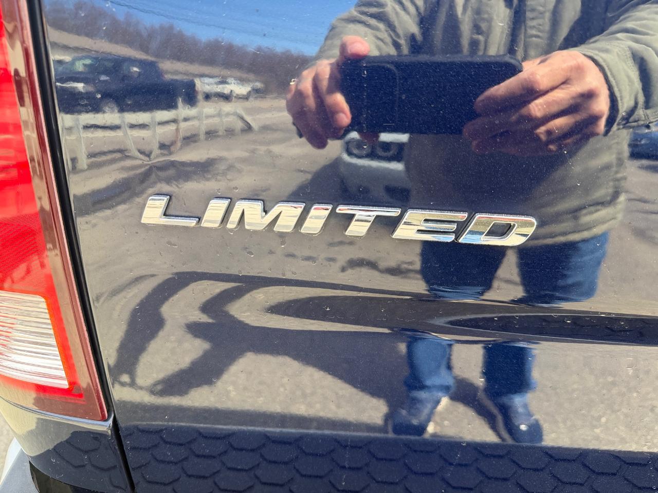 RAM 1500 4WD Crew Cab 140.5" Laramie Limited Edition 2012