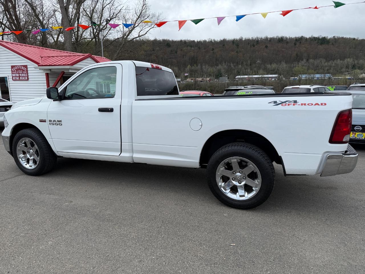 RAM 1500 Tradesman 4x4 Regular Cab 8' Box 2017