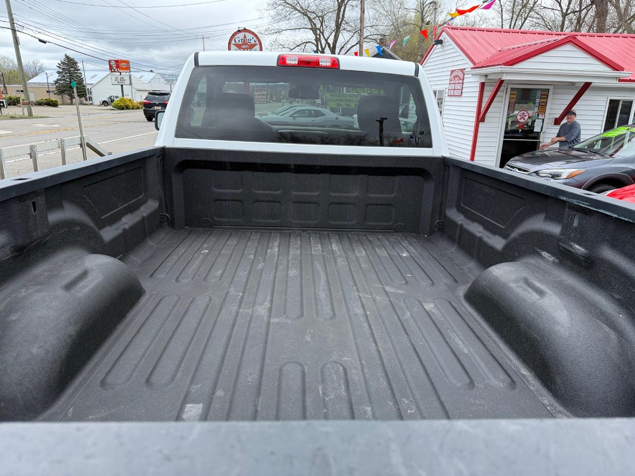 RAM 1500 Tradesman 4x4 Regular Cab 8' Box 2017