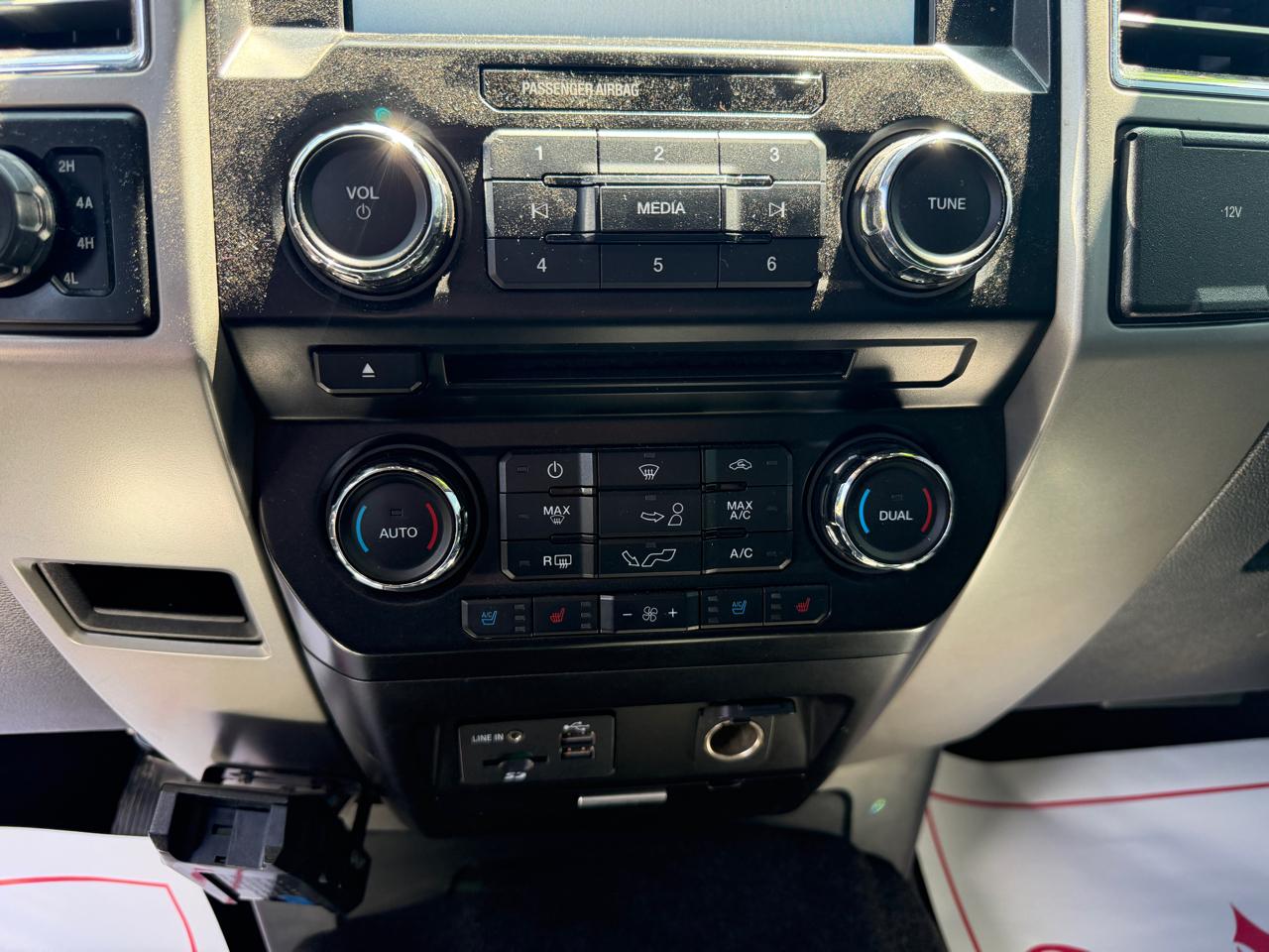 Ford F-150 4WD SuperCrew 145" Lariat 2015