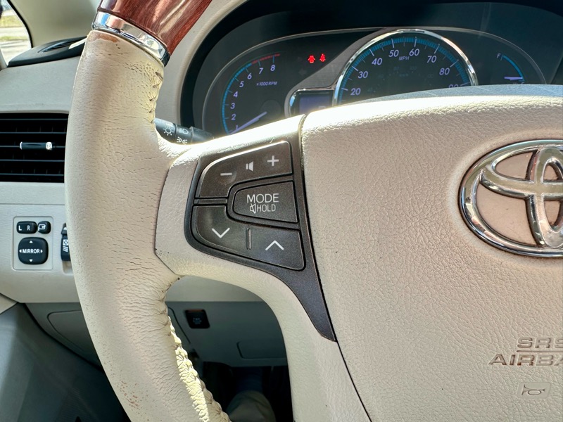 Toyota Sienna XLE Limited FWD 2012