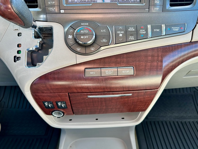 Toyota Sienna XLE Limited FWD 2012