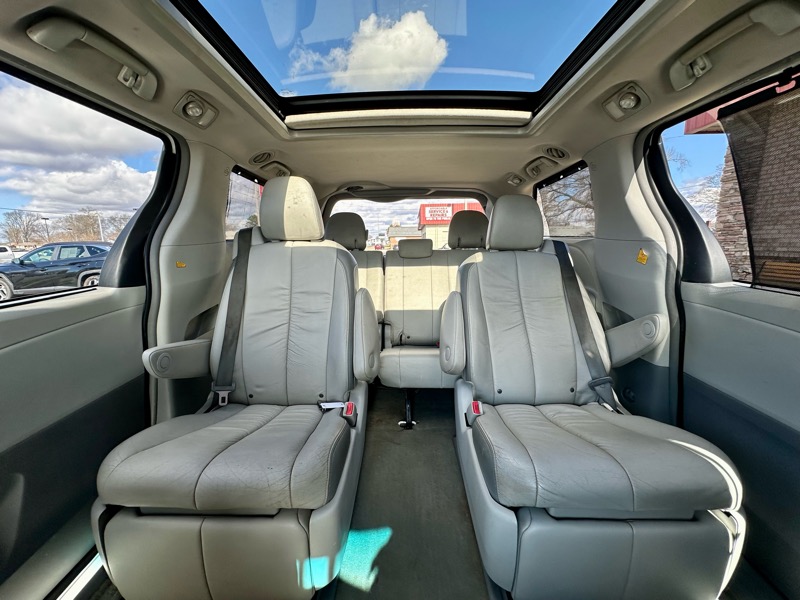 Toyota Sienna XLE Limited FWD 2012