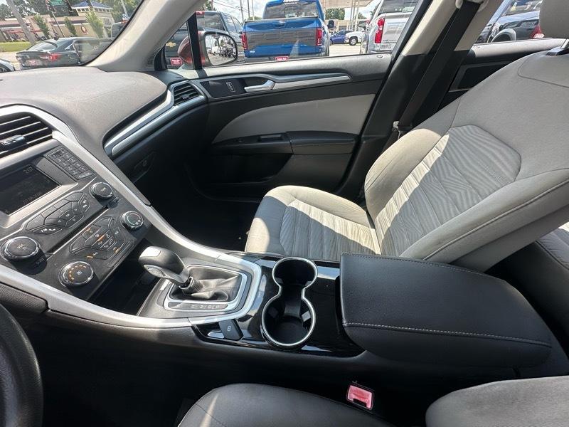 Ford Fusion S 2016