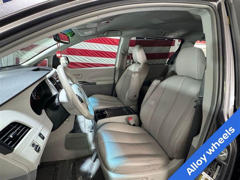 Toyota Sienna 5dr 7-Pass Van V6 LE FWD (Natl) 2011 Toyota Sienna 5dr 7-Pass Van V6 LE FWD (Natl) 2011