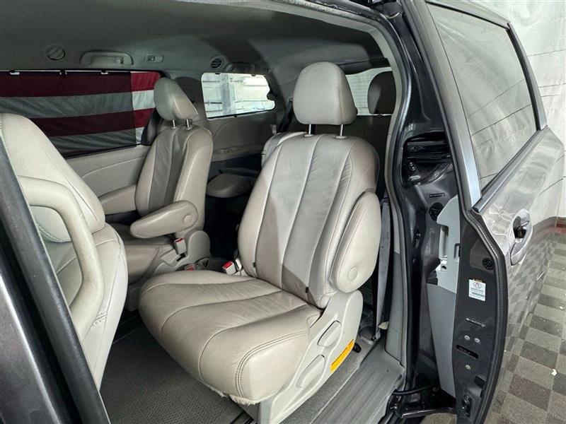 Toyota Sienna 5dr 7-Pass Van V6 LE FWD (Natl) 2011 Toyota Sienna 5dr 7-Pass Van V6 LE FWD (Natl) 2011