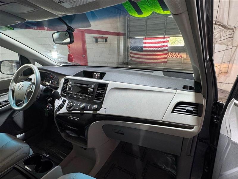 Toyota Sienna 5dr 7-Pass Van V6 LE FWD (Natl) 2011 Toyota Sienna 5dr 7-Pass Van V6 LE FWD (Natl) 2011