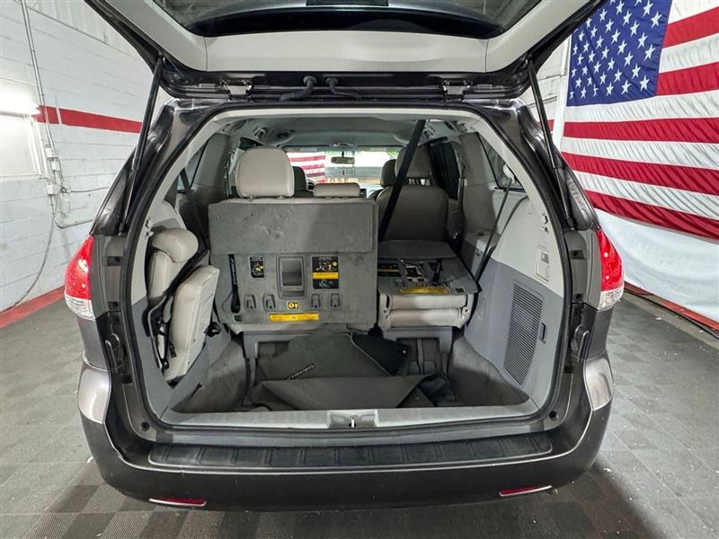 Toyota Sienna 5dr 7-Pass Van V6 LE FWD (Natl) 2011 Toyota Sienna 5dr 7-Pass Van V6 LE FWD (Natl) 2011