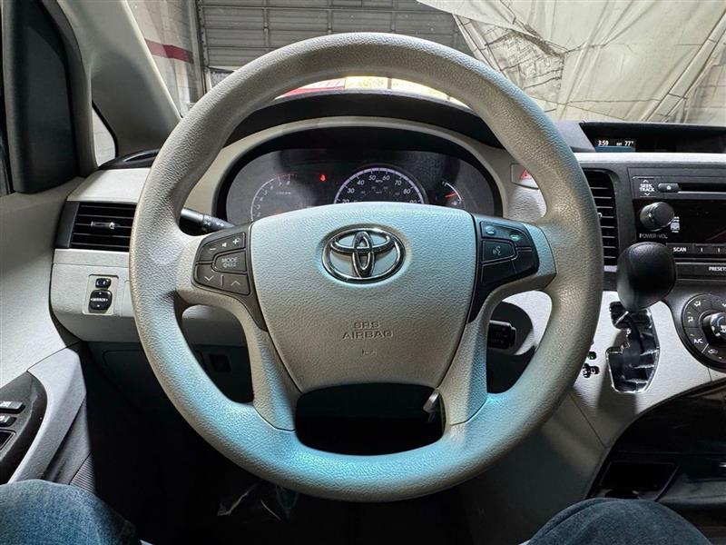 Toyota Sienna 5dr 7-Pass Van V6 LE FWD (Natl) 2011 Toyota Sienna 5dr 7-Pass Van V6 LE FWD (Natl) 2011