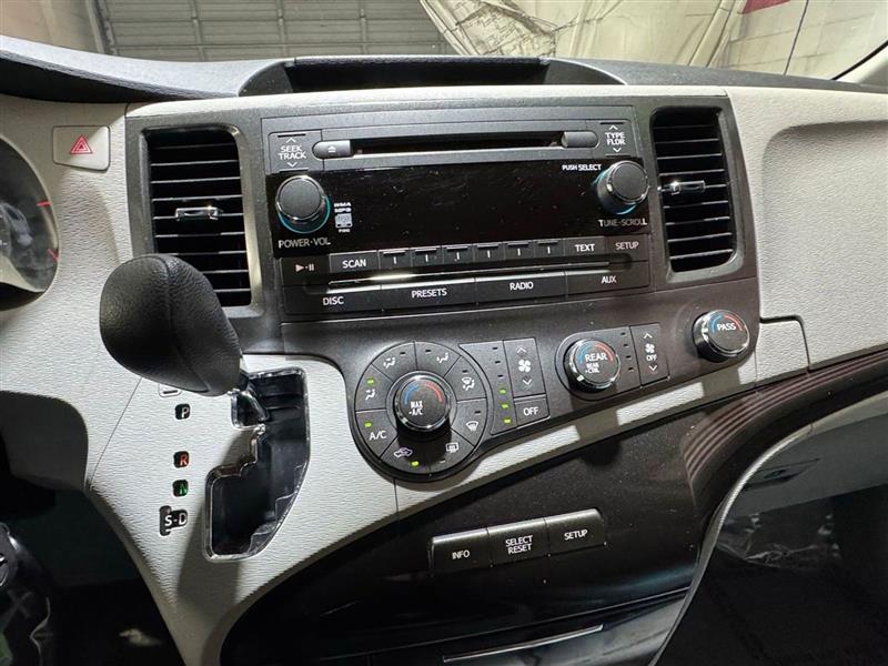Toyota Sienna 5dr 7-Pass Van V6 LE FWD (Natl) 2011 Toyota Sienna 5dr 7-Pass Van V6 LE FWD (Natl) 2011