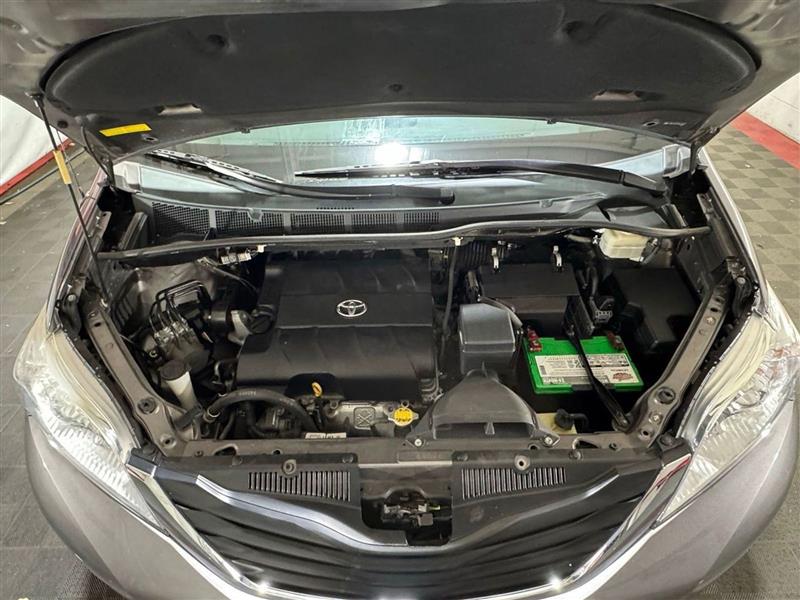 Toyota Sienna 5dr 7-Pass Van V6 LE FWD (Natl) 2011 Toyota Sienna 5dr 7-Pass Van V6 LE FWD (Natl) 2011