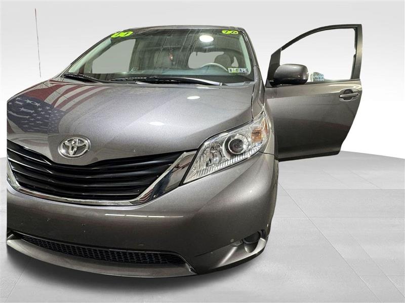 Toyota Sienna 5dr 7-Pass Van V6 LE FWD (Natl) 2011 Toyota Sienna 5dr 7-Pass Van V6 LE FWD (Natl) 2011