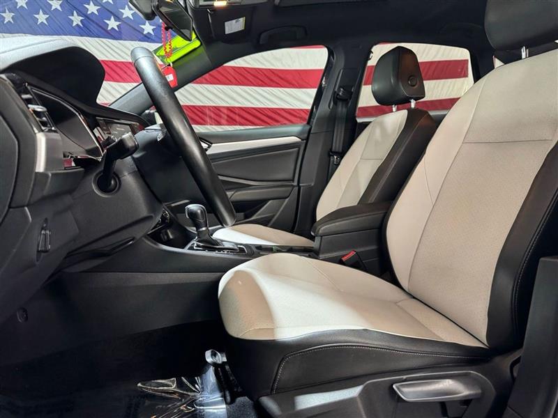Volkswagen Jetta R-Line Auto w/SULEV 2019 Volkswagen Jetta R-Line Auto w/SULEV 2019