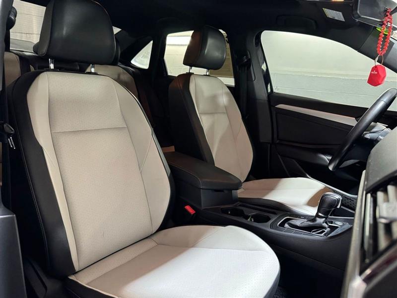 Volkswagen Jetta R-Line Auto w/SULEV 2019 Volkswagen Jetta R-Line Auto w/SULEV 2019