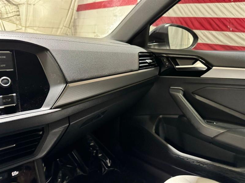 Volkswagen Jetta R-Line Auto w/SULEV 2019 Volkswagen Jetta R-Line Auto w/SULEV 2019