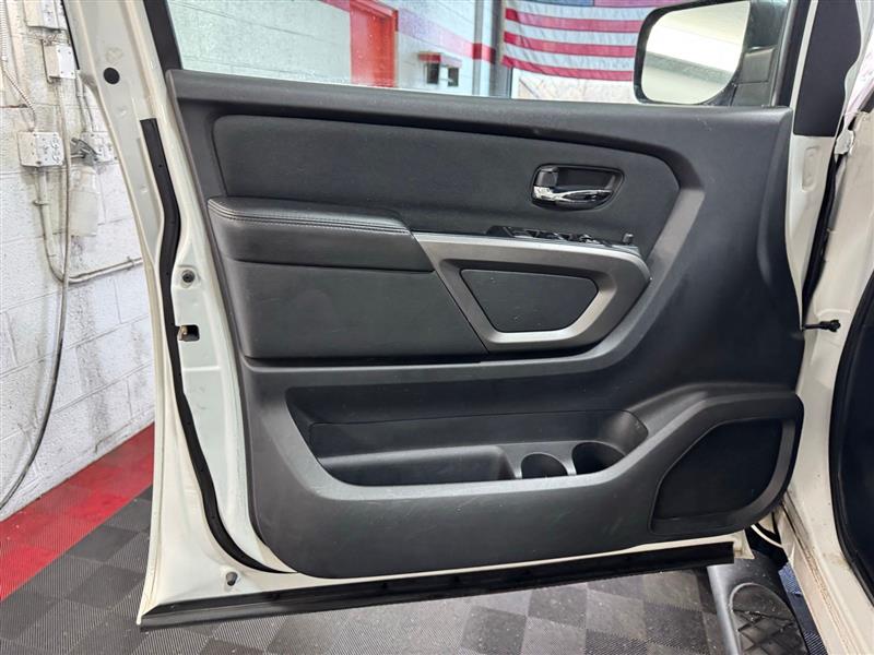 Nissan Titan SV Crew Cab 4WD 2015