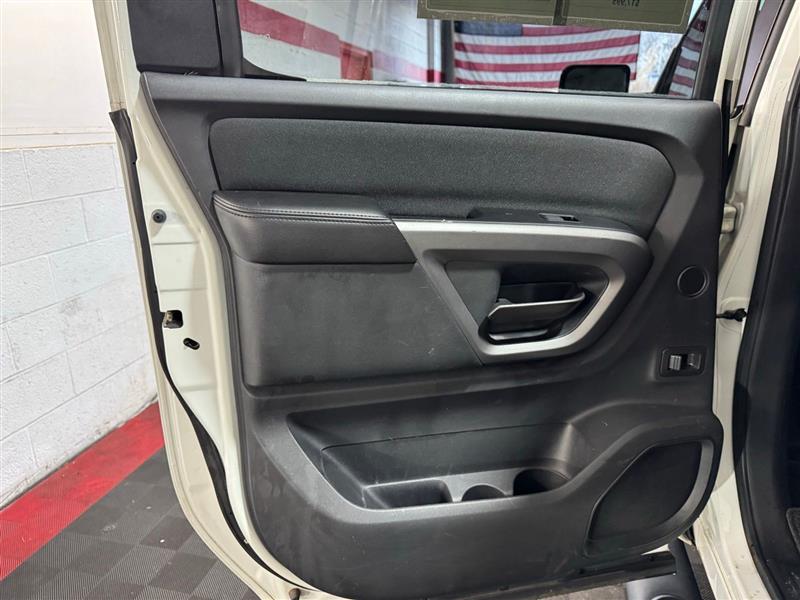 Nissan Titan SV Crew Cab 4WD 2015