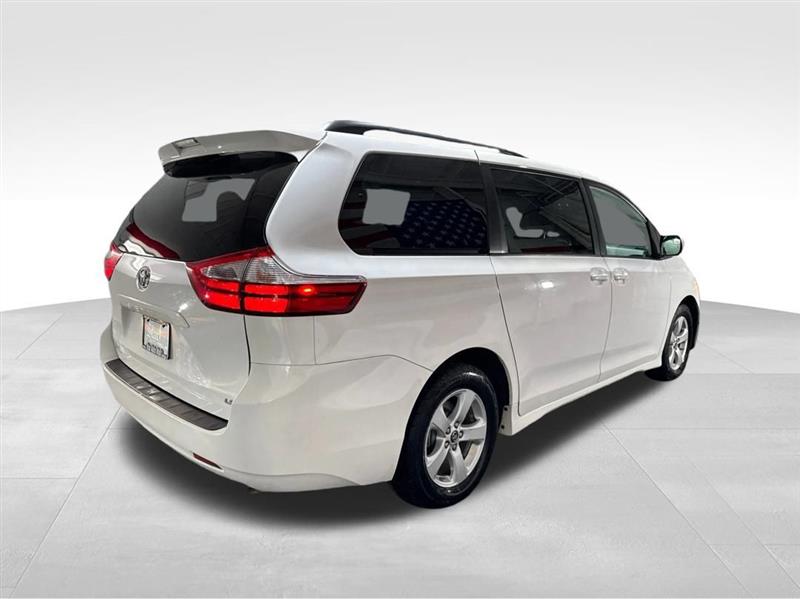 Toyota Sienna LE 8-Passenger 2019