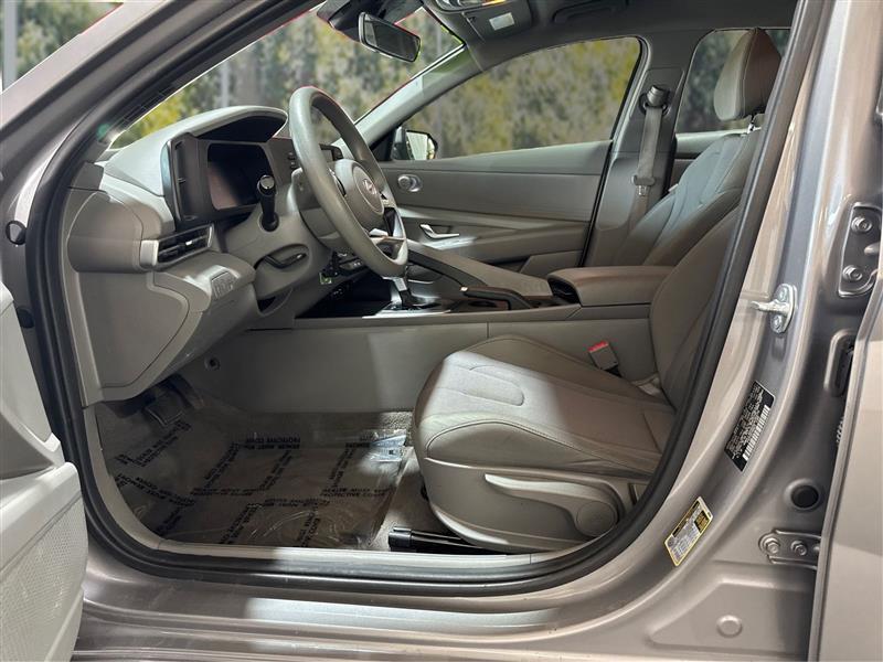 Hyundai Elantra SE 2025