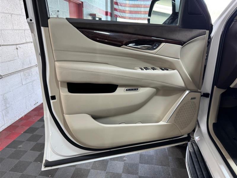 Cadillac Escalade Luxury 4WD 2016