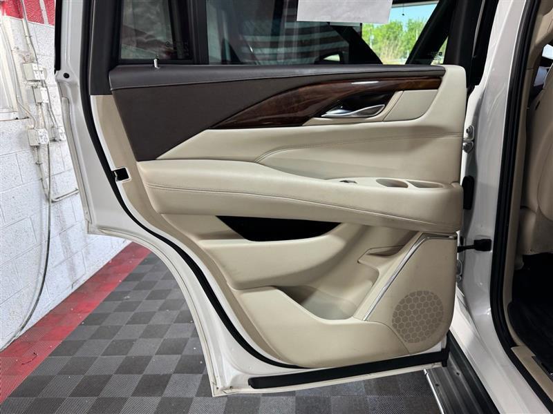 Cadillac Escalade Luxury 4WD 2016