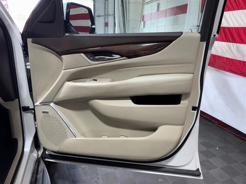 Cadillac Escalade Luxury 4WD 2016