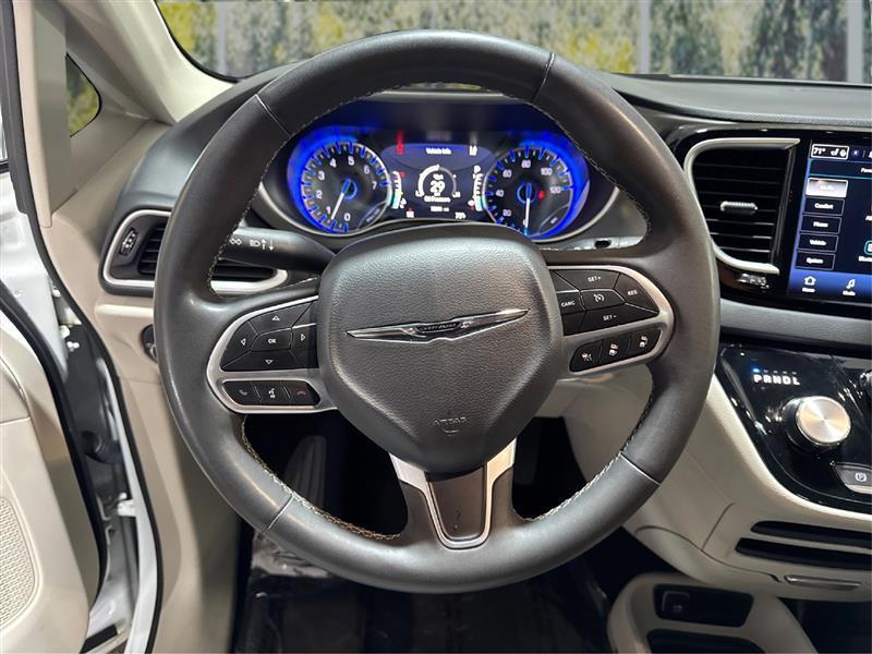 Chrysler Pacifica photo 18