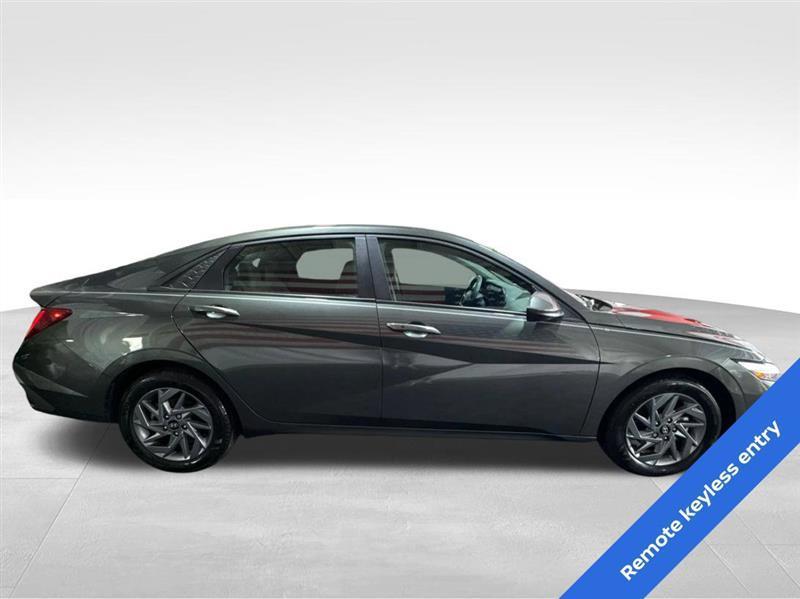 Hyundai Elantra Blue Hybrid 2024