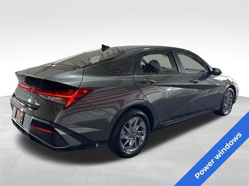 Hyundai Elantra Blue Hybrid 2024
