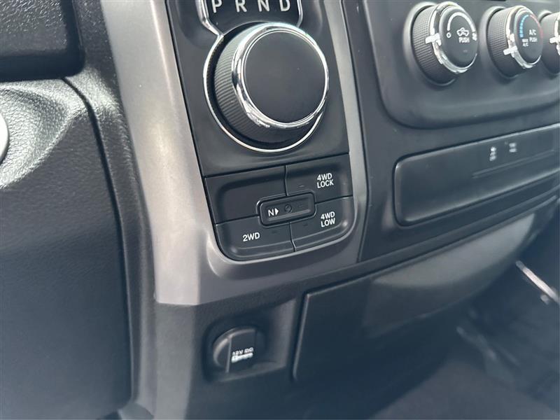 RAM 1500 SLT Quad Cab 4WD 2024