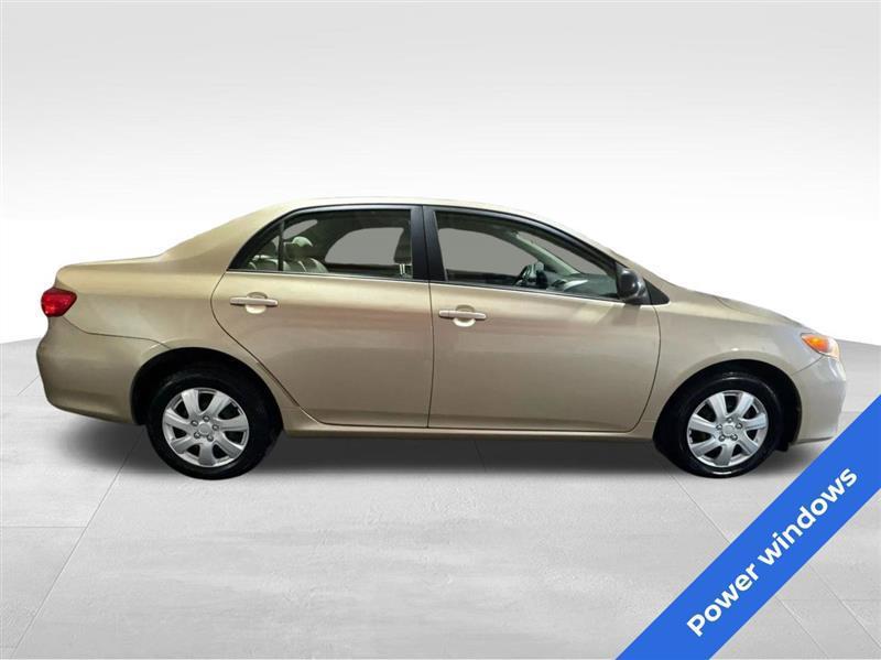 Toyota Corolla LE 4-Speed AT 2011