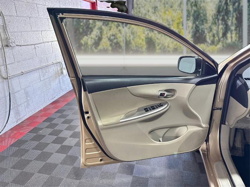 Toyota Corolla LE 4-Speed AT 2011