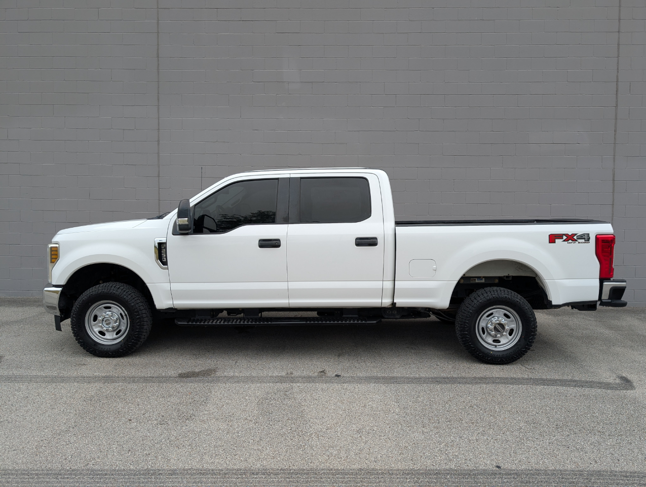 Ford Super Duty F-250 SRW XL 4WD Crew Cab 6.75' Box 2019 Ford Super Duty F-250 SRW XL 4WD Crew Cab 6.75' Box 2019