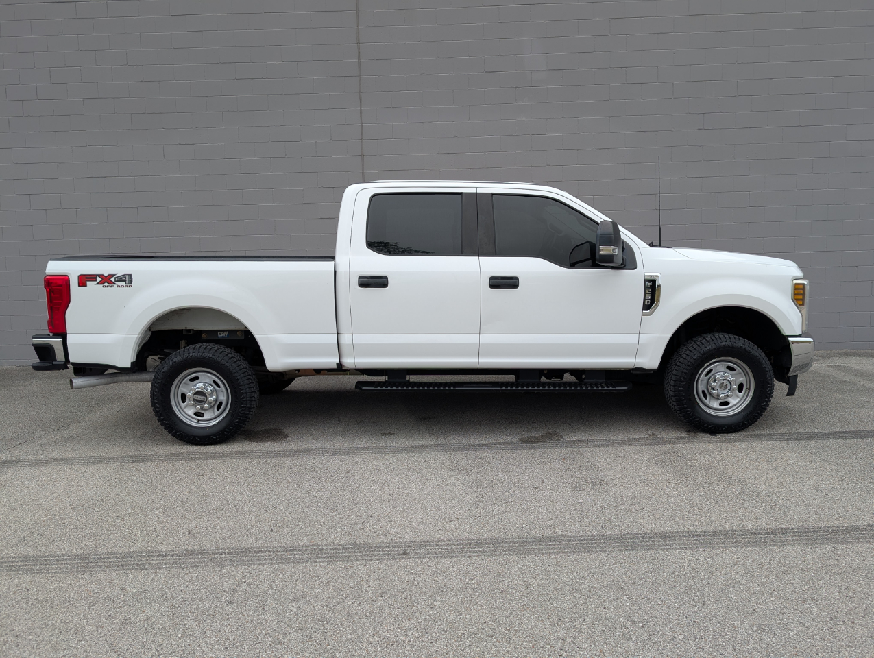 Ford Super Duty F-250 SRW XL 4WD Crew Cab 6.75' Box 2019 Ford Super Duty F-250 SRW XL 4WD Crew Cab 6.75' Box 2019