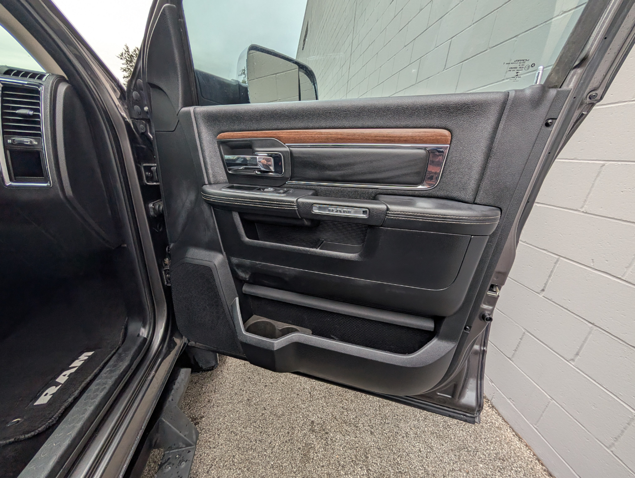 RAM 3500 4WD Crew Cab 169" Laramie 2014 RAM 3500 4WD Crew Cab 169" Laramie 2014